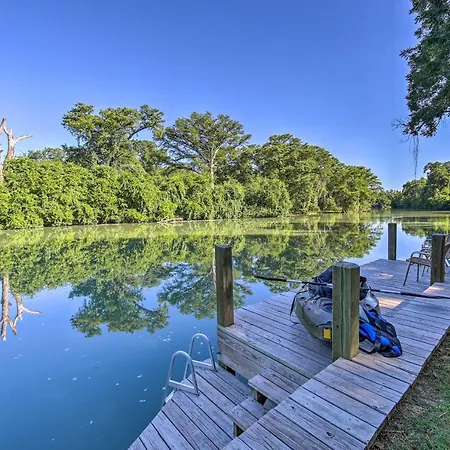 Sunny Seguin Retreat With Canoes On Guadalupe River!